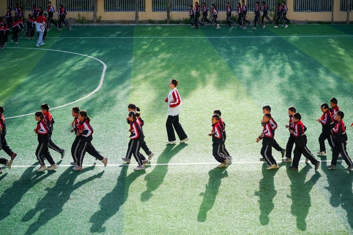 2025年4月24日，在新疆克州阿圖什市哈拉峻鄉(xiāng)謝依特小學(xué)，支教教師帶領(lǐng)學(xué)生晨跑。新華社記者 徐宏巖 攝