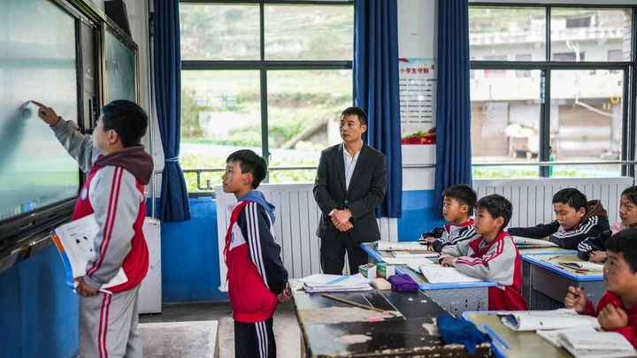 2024年11月21日，在地處烏蒙山區(qū)的貴州省六盤水市水城區(qū)亮巖小學(xué)，學(xué)生在供暖的教室內(nèi)學(xué)習(xí)。新華社記者 陶亮 攝