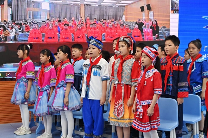 2025年3月28日，在“壯蒙一家親 共筑中國夢(mèng)”手拉手主題云隊(duì)會(huì)上，廣西南寧市濱湖路小學(xué)四（1）中隊(duì)隊(duì)員通過網(wǎng)絡(luò)和內(nèi)蒙古鄂爾多斯東勝區(qū)第十二小學(xué)四（9）中隊(duì)隊(duì)員一起唱《中國少年先鋒隊(duì)隊(duì)歌》。新華社記者 周華 攝