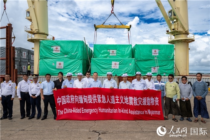 5月25日，中國駐緬甸大使館參贊歐陽道冰、仰光省首席部長梭登及緬有關(guān)部門官員出席援緬第十五批緊急人道主義地震救災(zāi)物資交接儀式。人民網(wǎng)記者謝佳君攝