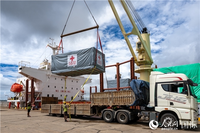 5月25日，當(dāng)?shù)毓と嗽诟劭趶呢涊喩闲遁d援緬第十五批緊急人道主義地震救災(zāi)物資。人民網(wǎng)記者謝佳君攝