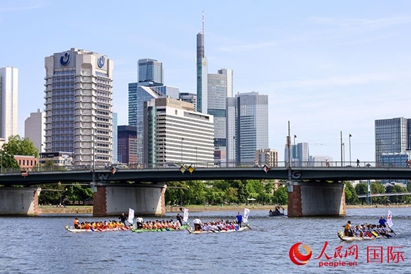 龍舟賽隊伍奮力揮槳、破浪前行。人民網 依琳攝