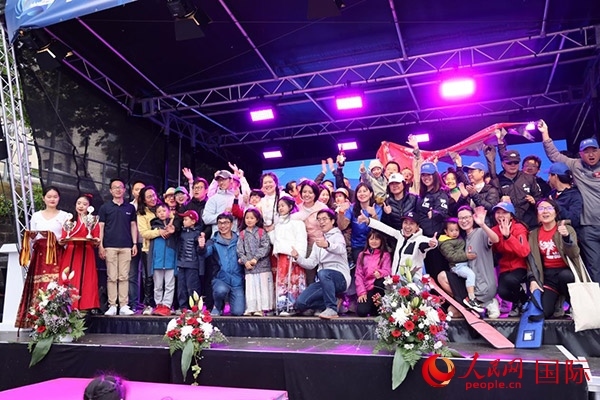 獲獎選手們上臺領獎并合影留念。人民網記者 劉仲華攝