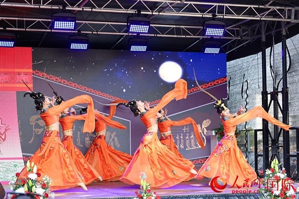 美因河畔的舞臺上中國傳統(tǒng)舞蹈精彩上演。人民網 依琳攝