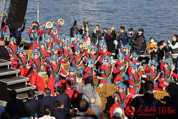 龍舟賽開幕式上，《楊家將戰(zhàn)鼓》演奏引爆全場。人民網 依琳攝