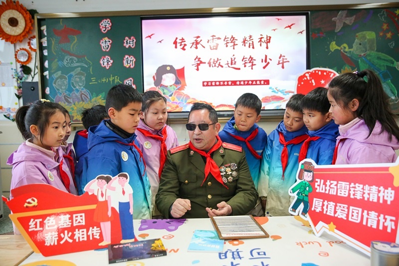 2025年3月3日，江蘇南通如皋市安定小學(xué)里，傷殘軍人許波銀在思政小課堂上向?qū)W生講述雷鋒故事。