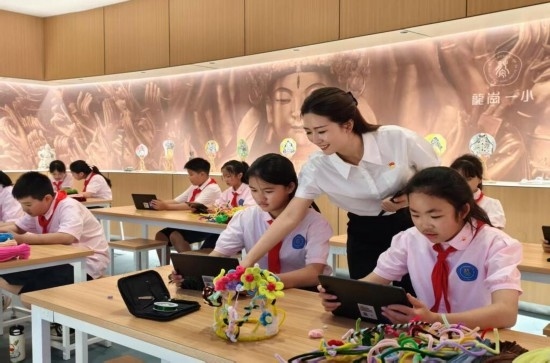 龍崗一小學(xué)生正在學(xué)習(xí)“發(fā)現(xiàn)石刻之美”華蔓花冠課程。