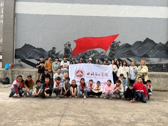 “行動中的課堂：探尋茶馬古道紅色印記”工作坊與當(dāng)?shù)匦W(xué)生共同創(chuàng)作主題壁畫。
