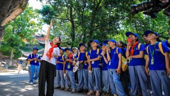 石刻小導(dǎo)游稅明潔為西藏小朋友志愿解說。