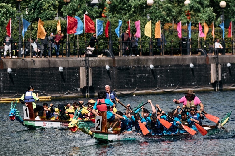 中英雙方的參賽隊伍參與龍舟競渡。楊浩鵬攝