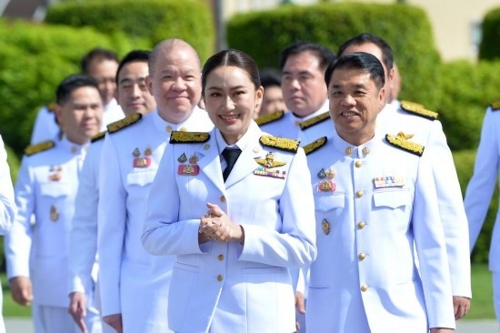 2024年9月7日，泰國總理佩通坦·欽那瓦（前中）及新一屆內(nèi)閣成員在位于首都曼谷的總理府與媒體見面。新華社發(fā)（拉亨攝）