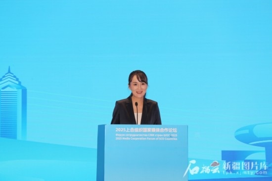 5月23日，在2025上合組織國(guó)家媒體合作論壇青年文化交流營(yíng)活動(dòng)中，人民日?qǐng)?bào)社記者阿爾達(dá)克·塔巴拉克發(fā)言。石榴云/新疆日?qǐng)?bào)記者 李雄心攝