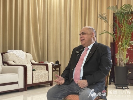 上合組織副秘書長(zhǎng)索海爾·汗在專訪中。石榴云/新疆日?qǐng)?bào)記者 劉翔攝