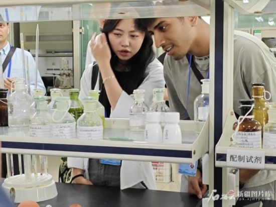 5月26日，2025上合組織國(guó)家媒體合作論壇嘉賓參觀新奇康藥業(yè)股份有限公司實(shí)驗(yàn)室。石榴云/新疆日?qǐng)?bào)記者 宋海波攝