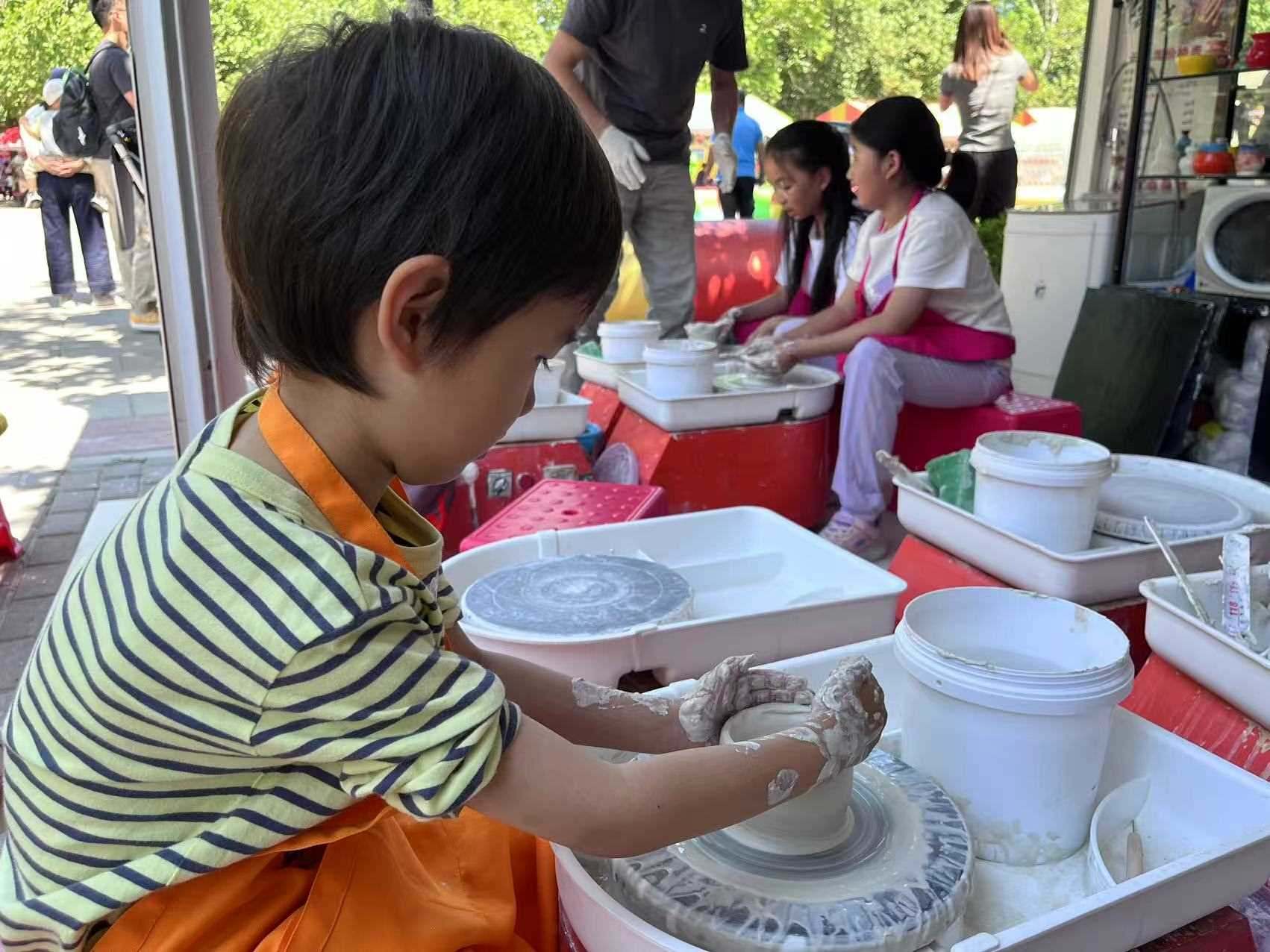 “小”游客在體驗(yàn)陶藝制作。人民網(wǎng)記者 李楠樺攝