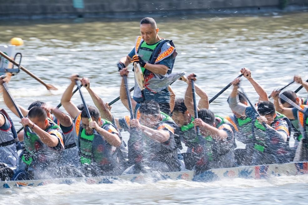 2025年5月27日，浙江寧波云龍鎮(zhèn)，首屆“我們的節(jié)日?端午看云龍”農(nóng)民龍舟邀請(qǐng)賽舉行。（圖片來(lái)源：視覺(jué)中國(guó)）