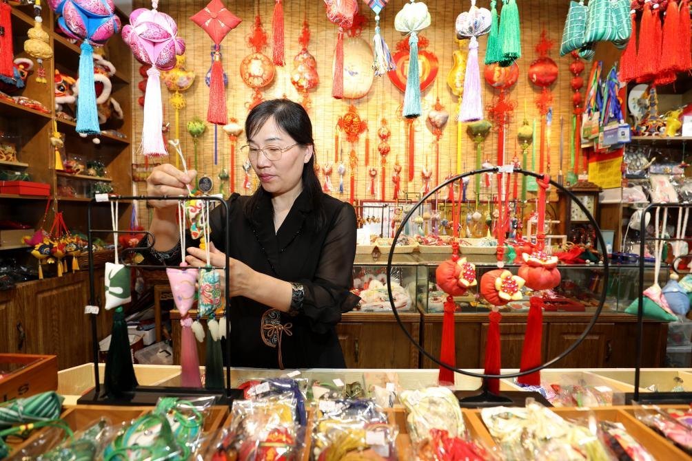 2025年5月25日，安徽省淮北市，非遺香包上貨架。（圖片來(lái)源：視覺(jué)中國(guó)）