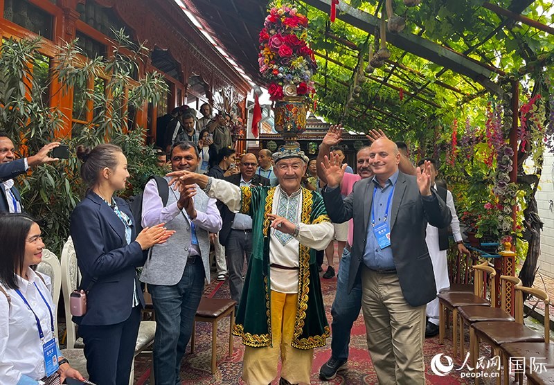 5月24日，外國媒體人在伊寧市喀贊其民俗旅游區(qū)參觀體驗。 人民網(wǎng)記者 翟轉(zhuǎn)麗攝