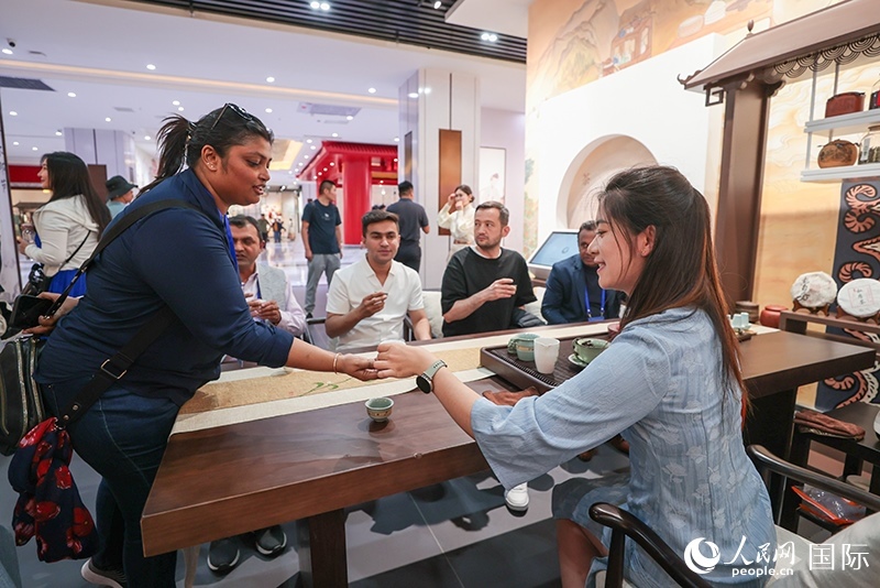 5月25日，外國媒體人在霍爾果斯國際邊境合作中心中國文化館參觀。人民網(wǎng)記者 張武軍攝