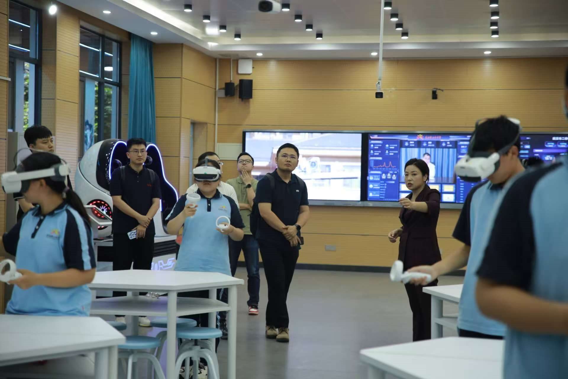 二橋中學(xué)學(xué)生在應(yīng)用VR設(shè)備學(xué)習(xí)。主辦方供圖