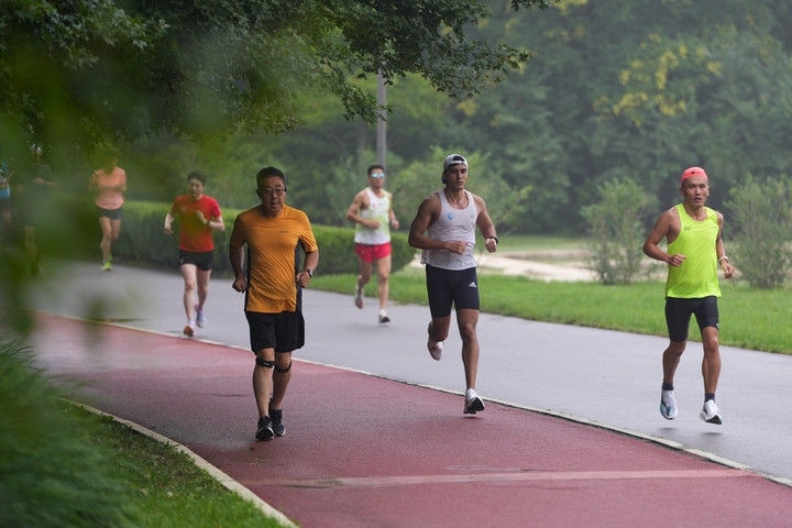 2024年7月14日，市民在北京中軸線延長(zhǎng)線上的奧林匹克森林公園運(yùn)動(dòng)鍛煉。