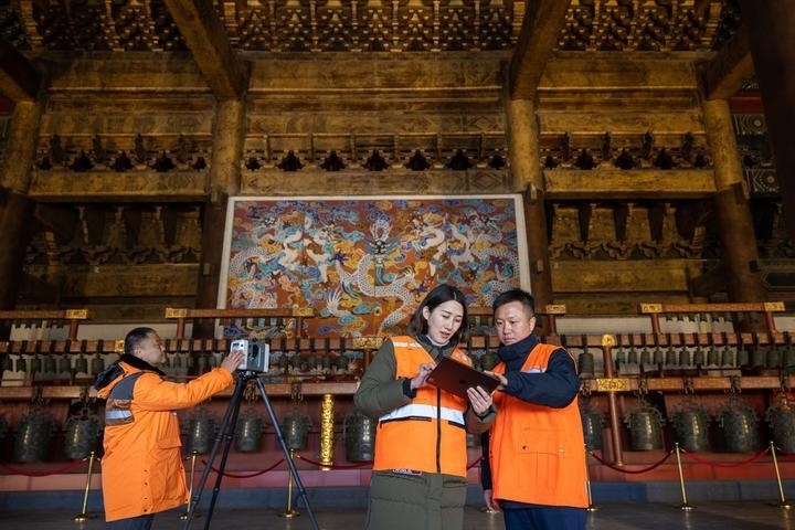 北京市測(cè)繪設(shè)計(jì)研究院團(tuán)隊(duì)在太廟測(cè)繪（2023年2月19日攝）。2020年9月起，北京市測(cè)繪設(shè)計(jì)研究院的技術(shù)團(tuán)隊(duì)開展了北京中軸線遺產(chǎn)點(diǎn)實(shí)地測(cè)繪，從文物保護(hù)、環(huán)境整治、文物騰退等方面為北京中軸線申遺提供空間數(shù)據(jù)底板。