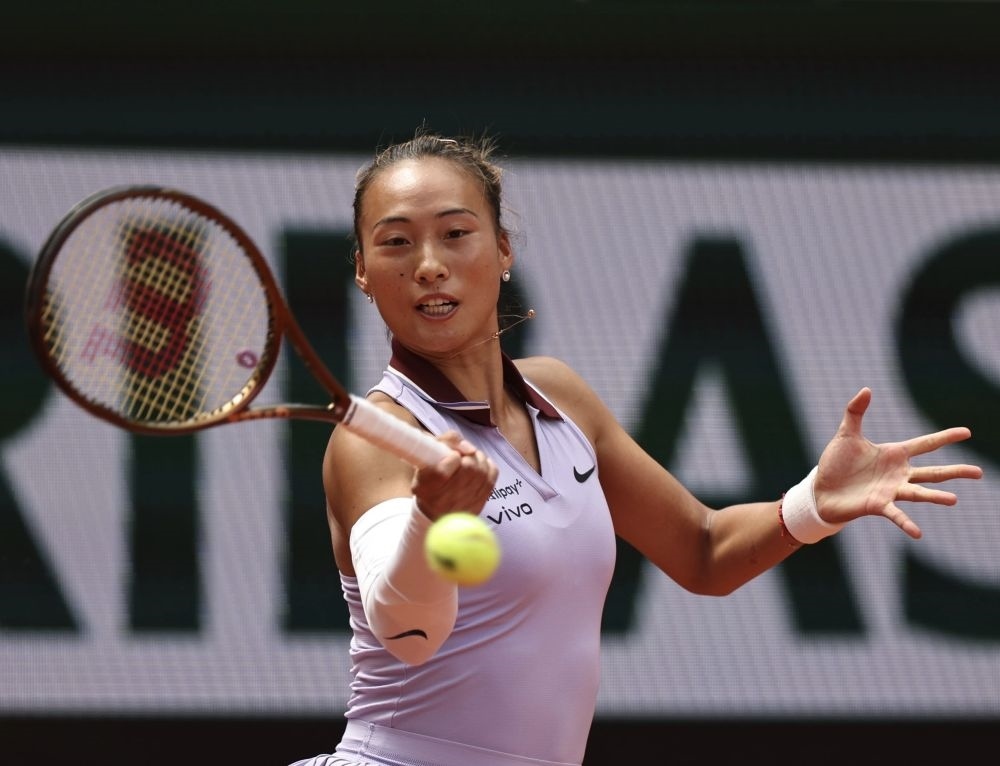 6月1日，鄭欽文在比賽中回球。新華社記者 李京 攝