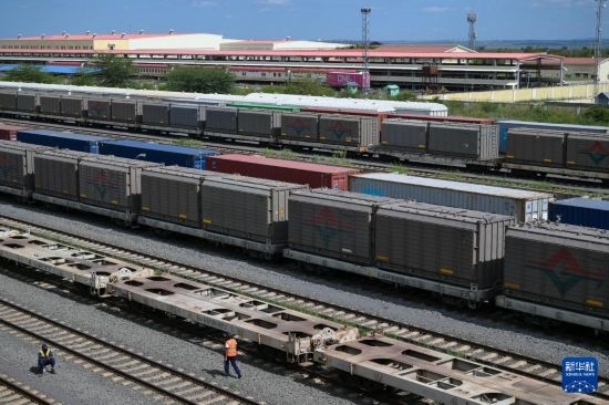 5月31日，在蒙內(nèi)鐵路內(nèi)羅畢站到發(fā)場(chǎng)，鐵路工人在鐵道旁巡檢。新華社記者 楊光 攝