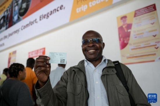 5月31日，在蒙內(nèi)鐵路內(nèi)羅畢站，一名前往蒙巴薩的乘客展示車(chē)票。新華社記者 楊光 攝
