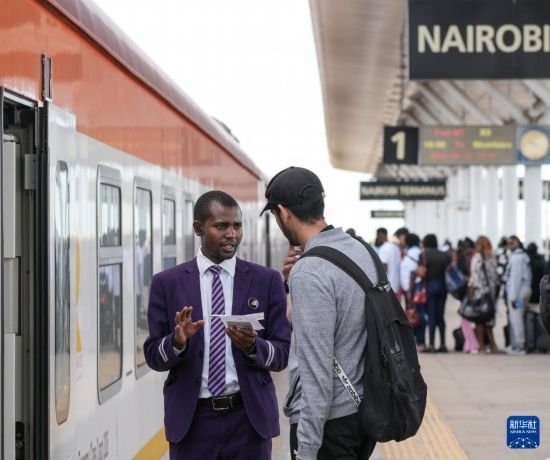 5月31日，在蒙內(nèi)鐵路內(nèi)羅畢站，乘務(wù)員為乘客檢票。新華社記者 李亞輝 攝