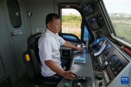 5月31日，在蒙內(nèi)鐵路內(nèi)羅畢站，機(jī)車(chē)駕駛員蔣立平在即將開(kāi)往蒙巴薩的E2次列車(chē)上進(jìn)行準(zhǔn)備工作。新華社記者 楊光 攝