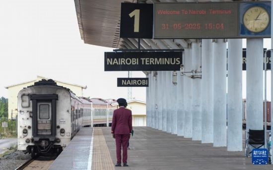 5月31日，在蒙內(nèi)鐵路內(nèi)羅畢站，工作人員目送開(kāi)往蒙巴薩的E2次列車(chē)駛離站臺(tái)。新華社記者 李亞輝 攝