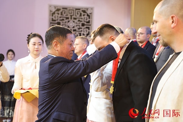 中國駐俄羅斯大使張漢暉為獲獎(jiǎng)?wù)哳C獎(jiǎng)。人民網(wǎng)記者 肖新新攝