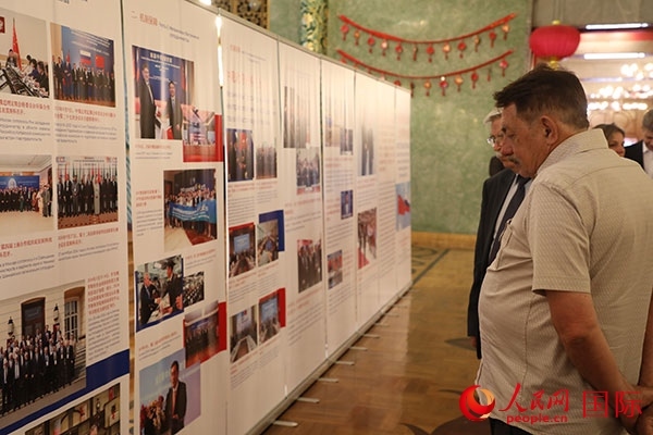 與會(huì)嘉賓參觀中俄科技創(chuàng)新合作圖片展。人民網(wǎng)記者 肖新新攝