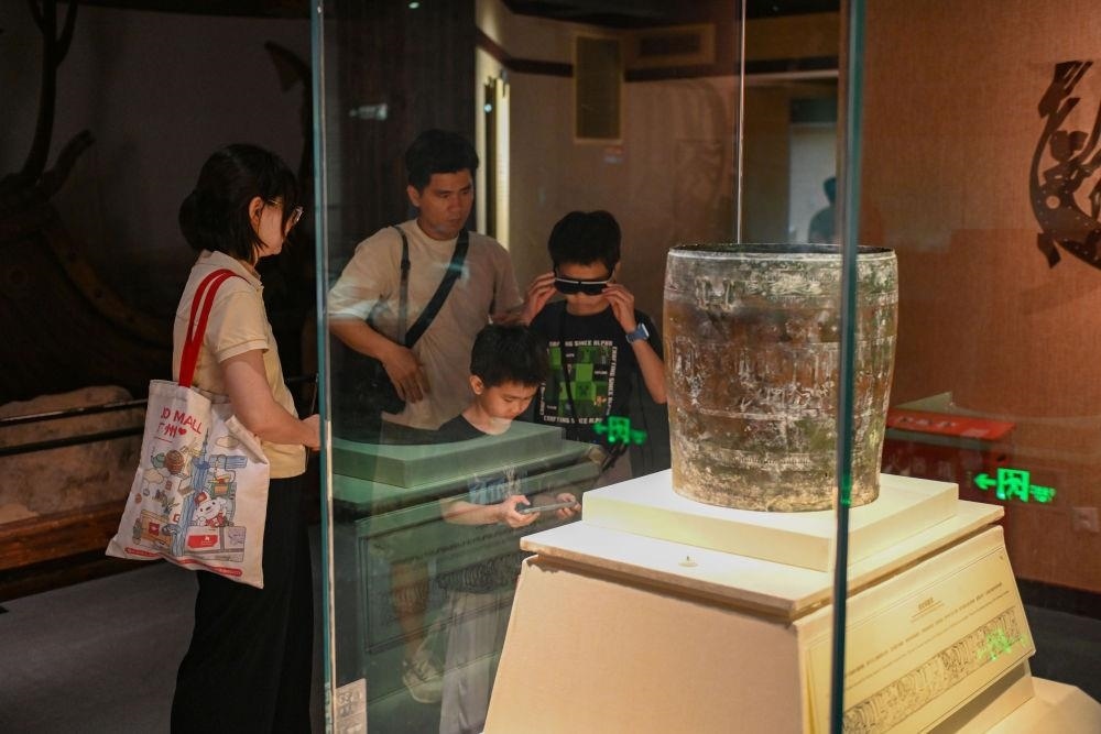 △2025年5月18日，游客在廣東廣州南越王博物院（王墓展區(qū)）體驗(yàn)AR眼鏡智慧導(dǎo)覽服務(wù)。