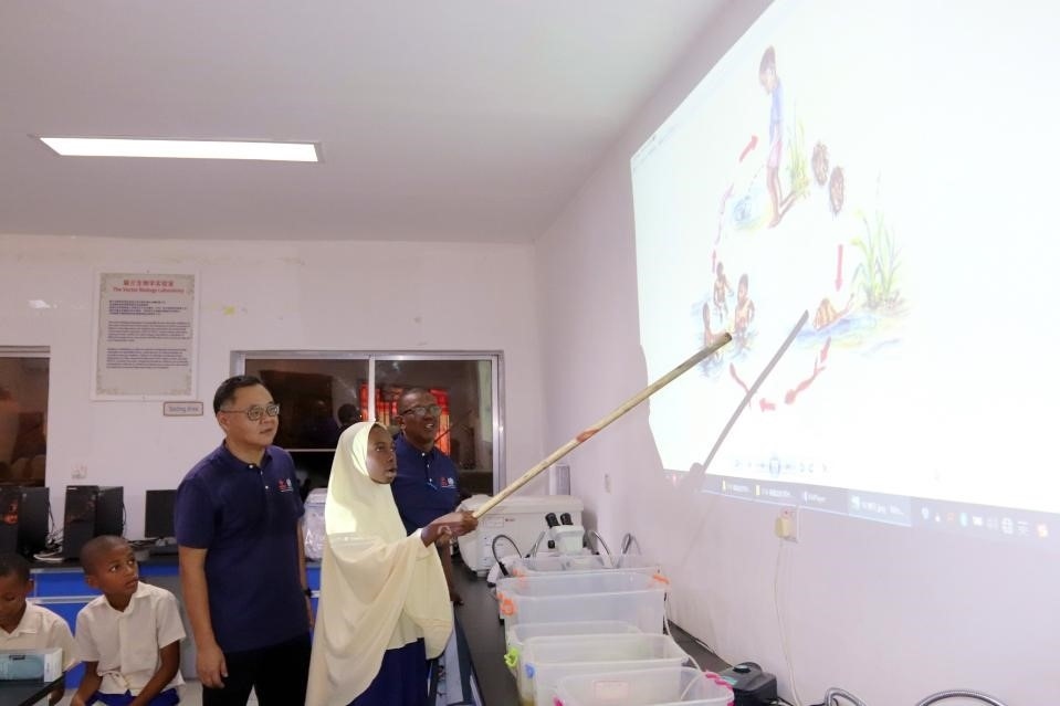 血吸蟲病健康教育講座。施亮攝