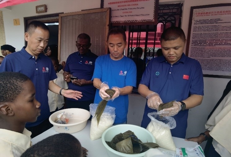 中方專家示范包粽子。施亮攝