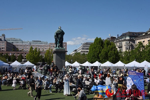 “你好！中國(guó)”端午游園會(huì)在斯德哥爾摩國(guó)王花園廣場(chǎng)舉辦。人民網(wǎng)記者 殷淼攝