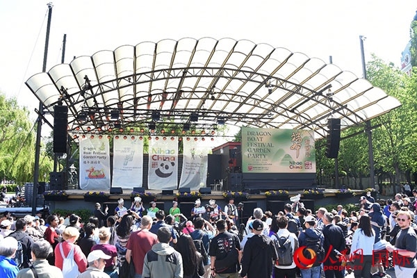 中瑞民眾歡聚國(guó)王花園廣場(chǎng)共慶端午佳節(jié)。人民網(wǎng)記者 殷淼攝