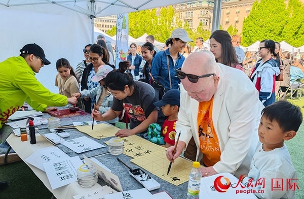 書(shū)法體驗(yàn)。人民網(wǎng)記者 殷淼攝