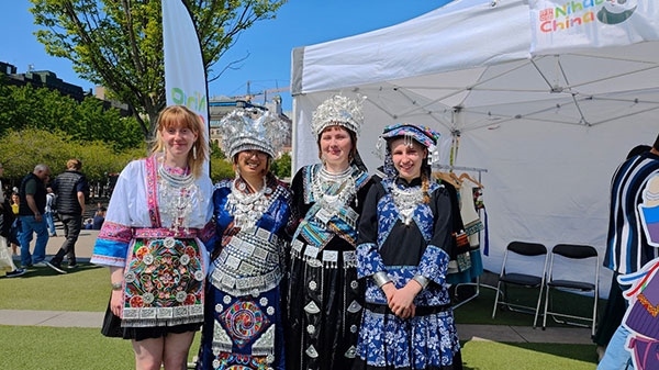 體驗(yàn)苗族傳統(tǒng)服飾。人民網(wǎng)記者 殷淼