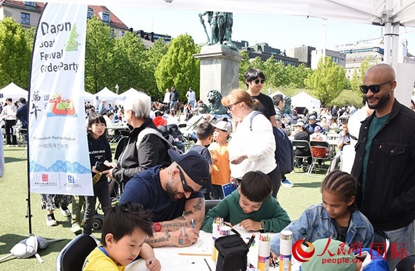 體驗(yàn)熊貓彩繪活動(dòng)。人民網(wǎng)記者 殷淼攝