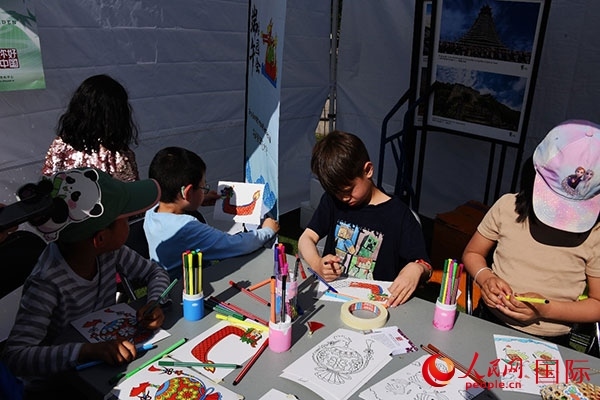 端午文化體驗(yàn)—龍舟圖片填色。人民網(wǎng)記者 殷淼攝