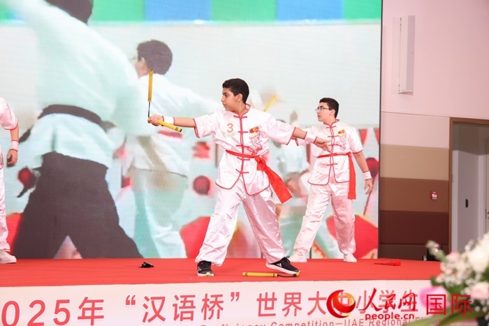 雙節(jié)棍表演。人民網(wǎng)記者任皓宇攝