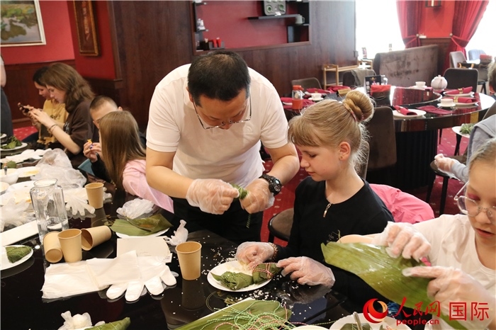 烏克蘭兒童學(xué)習(xí)體驗(yàn)包粽子。人民網(wǎng)記者蔡子暢攝