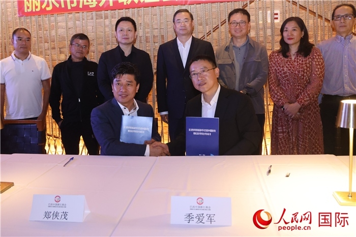 浙江省青田華僑實驗高級中學與巴西里約中國國際學校在座談會上締結為友好學校，青田縣人民政府僑務辦公室主任季愛軍和擔任巴西里約中國國際學校董事長的鄭俠茂作為代表簽署協(xié)議。 人民網(wǎng)記者 時元皓攝