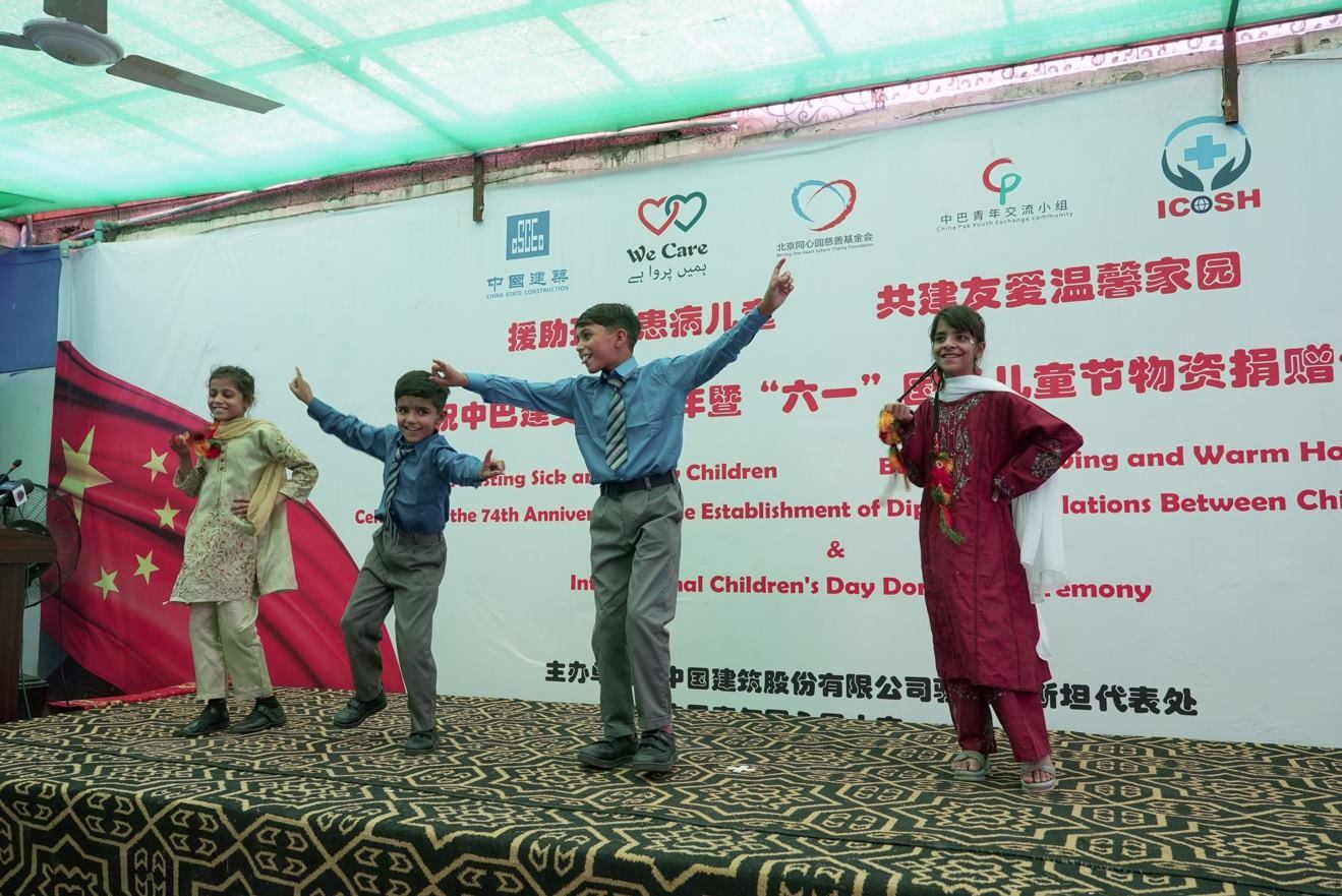 受捐孤兒在活動現(xiàn)場表演自己創(chuàng)作的舞蹈節(jié)目。瓦加斯·阿赫邁德攝