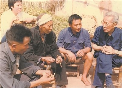 侯光炯（右一）和農(nóng)民在一起親切交流。 西南大學(xué)檔案館供圖