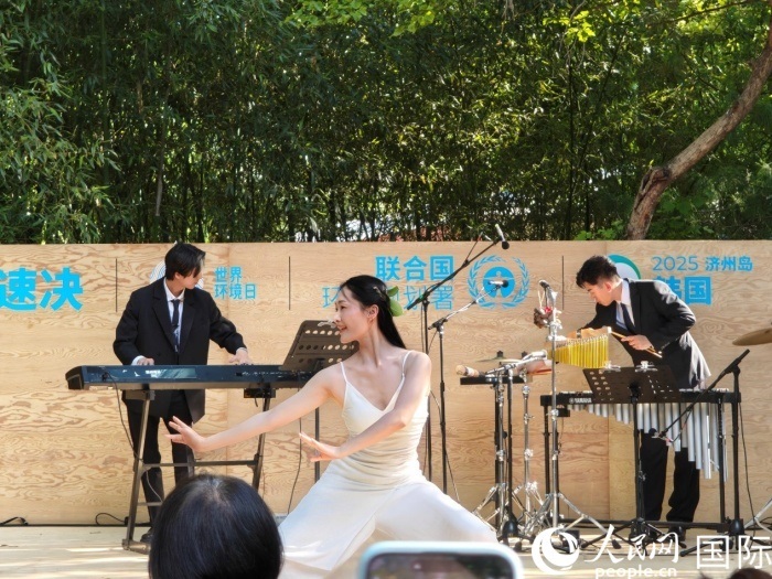 《舞，自然》舞蹈表演。人民網(wǎng)記者 李明攝