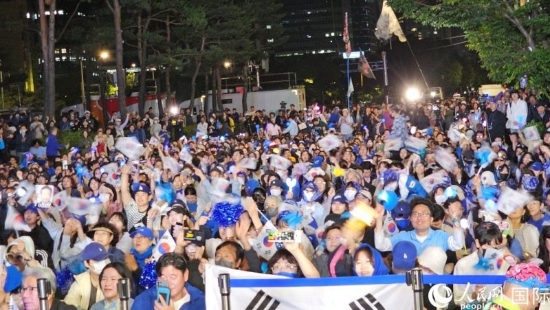 當?shù)貢r間4日凌晨，李在明支持者們聚集在國會前等待計票結(jié)果。人民網(wǎng) 柳美鉉攝